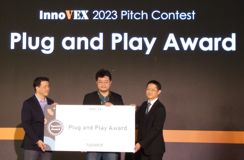 智連工控總經理黃俊盛於 InnoVEX 2023 Pitch Contest 接受頒發 Plug and Play Award